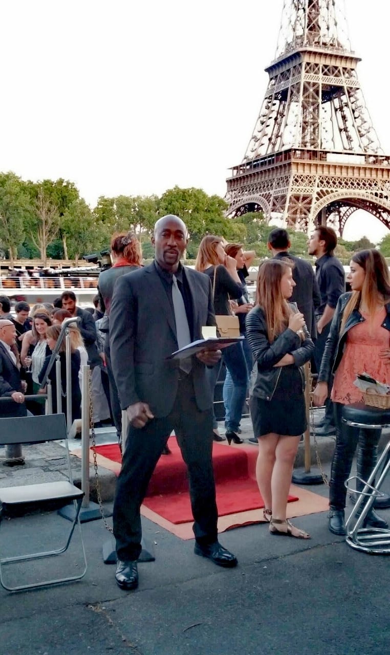 agent de sécurité devant la tour eiffel