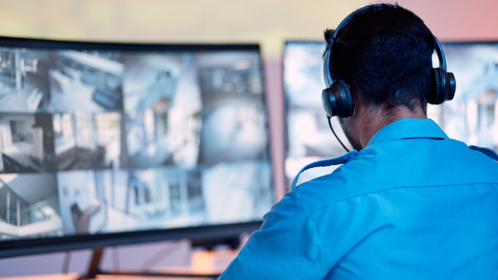 Homme de la sécurité privée derrière des caméras